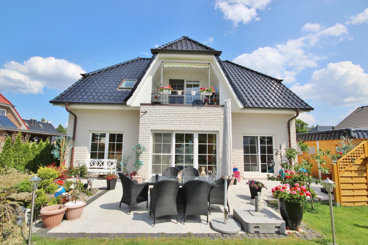 Elegante Villa mit Fernblick und Wintergarten Elegante Villa mit Fernblick und Wintergarten